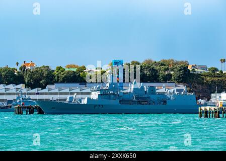 Die HMNZS Te Kaha (F77) ist eine von zwei Fregatten der Anzac-Klasse mit der Royal New Zealand Navy, die hier auf der Devonport (Auckland) Naval Base - HMNZS PHILOMEL zu sehen sind Stockfoto