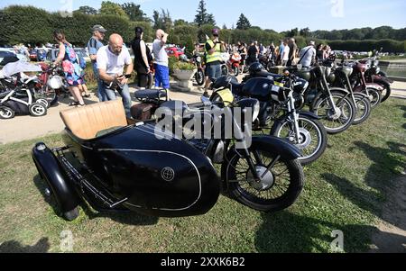 Holesov, Tschechische Republik. August 2024. Besucher beobachten Oldtimers-BMW aus dem Jahr 1936 während der Oldtimers-Show (Meeting Event Convention) in Holesov bei Kromeriz, Tschechische Republik, am 25. August 2024. Quelle: Dalibor Gluck/CTK Photo/Alamy Live News Stockfoto