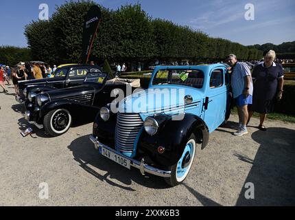 Holesov, Tschechische Republik. August 2024. Besucher beobachten Oldtimers Skoda, die aus dem Jahr 1933 bei der Oldtimers Show (Meeting Event Convention) in Holesov in der Nähe von Kromeriz, Tschechische Republik, am 25. August 2024. Quelle: Dalibor Gluck/CTK Photo/Alamy Live News Stockfoto