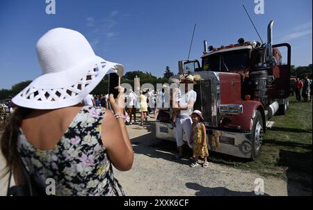 Holesov, Tschechische Republik. August 2024. Besucher beobachten Oldtimer (Truck) Peterbilt 359 aus dem Jahr 1981 während der Oldtimers Show (Meeting Event Convention) in Holesov in der Nähe von Kromeriz, Tschechische Republik, 25. August 2024. Quelle: Dalibor Gluck/CTK Photo/Alamy Live News Stockfoto