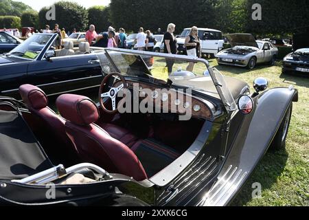 Holesov, Tschechische Republik. August 2024. Besucher beobachten Oldtimer Merlin aus dem Jahr 1980 während der Oldtimers Show (Meeting Event Convention) in Holesov in der Nähe von Kromeriz, Tschechien, am 25. August 2024. Quelle: Dalibor Gluck/CTK Photo/Alamy Live News Stockfoto