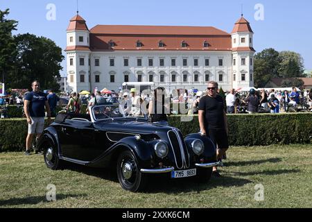 Holesov, Tschechische Republik. August 2024. Besucher sehen Oldtimer BMW 327 aus dem Jahr 1955 während der Oldtimers Show (Meeting Event Convention) in Holesov bei Kromeriz, Tschechien, am 25. August 2024. Quelle: Dalibor Gluck/CTK Photo/Alamy Live News Stockfoto