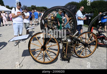 Holesov, Tschechische Republik. August 2024. Besucher sehen eine alte Nachbildung eines Dampfmotorrads aus dem Jahr 1869 während der Oldtimers Show (Meeting Event Convention) in Holesov bei Kromeriz, Tschechische Republik, am 25. August 2024. Quelle: Dalibor Gluck/CTK Photo/Alamy Live News Stockfoto