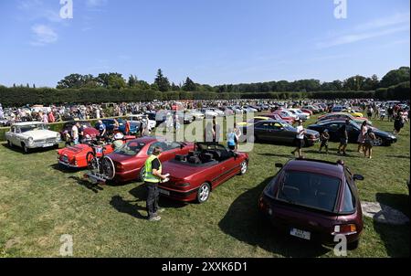 Holesov, Tschechische Republik. August 2024. Besucher beobachten Oldtimers Show (Meeting Event Convention) in Holesov in der Nähe von Kromeriz, Tschechien, am 25. August 2024. Quelle: Dalibor Gluck/CTK Photo/Alamy Live News Stockfoto