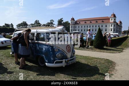 Holesov, Tschechische Republik. August 2024. Besucher beobachten Oldtimer VW Bus während der Oldtimers Show (Meeting Event Convention) in Holesov bei Kromeriz, Tschechische Republik, 25. August 2024. Quelle: Dalibor Gluck/CTK Photo/Alamy Live News Stockfoto