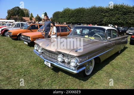 Holesov, Tschechische Republik. August 2024. Besucher beobachten Oldsmobile Dynamic aus dem Jahr 1959 während der Oldtimers Show (Meeting Event Convention) in Holesov bei Kromeriz, Tschechien, am 25. August 2024. Quelle: Dalibor Gluck/CTK Photo/Alamy Live News Stockfoto