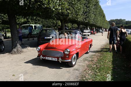 Holesov, Tschechische Republik. August 2024. Besucher beobachten Oldtimer Skoda Felicia während der Oldtimers Show (Meeting Event Convention) in Holesov bei Kromeriz, Tschechische Republik, 25. August 2024. Quelle: Dalibor Gluck/CTK Photo/Alamy Live News Stockfoto