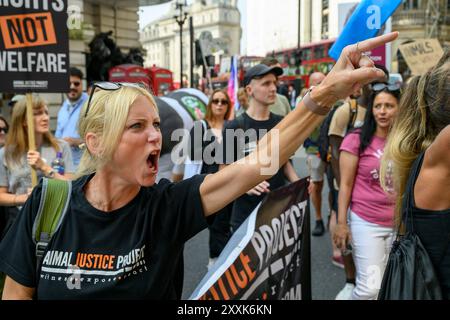 Demonstranten demonstrieren vor dem Angus Steakhouse Piccadilly Circus während des National Animal Rights March. Piccadilly Circus, London, Großbritannien. 17 Au Stockfoto