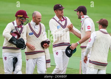 Aufgenommen in Birmingham, Großbritannien am 25. August 2024 im Warwickshire County Cricket Club, Edgbaston. Das Bild zeigt #17, Jack Leach aus Somerset (2. Links), der die Entlassung von #61 feiert, Michael Burgess aus Warwickshire beendet das Innings mit einer Summe von 5 Wickets während des County Championship Matches 2024 zwischen Warwickshire CCC und Somerset CCC. Das Bild ist nur für redaktionelle Zwecke bestimmt – eine Verleihung an Stu Leggett über Alamy Live News Stockfoto