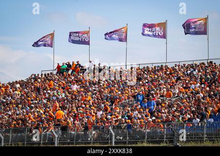Zandvoort, Niederlande. August 2024. Niederländische Fans „Orange Army“, F1 Grand Prix der Niederlande am 24. August 2024 auf dem Circuit Zandvoort in Zandvoort, Niederlande. (Foto von HOCH ZWEI) Credit: dpa/Alamy Live News Stockfoto