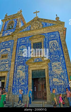 Blau-weiß gekachelte Kirche der Seelenkapelle im Bolhão-Viertel von Porto, Portugal. Fliesen zeigen das Leben verschiedener Heiliger. Stockfoto
