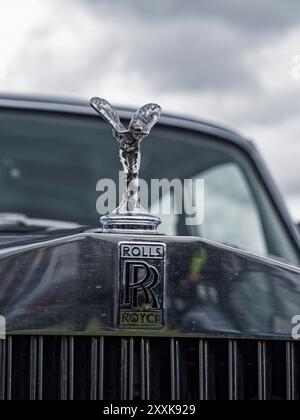 Rolls Royce Emblem der Skulptur Spirit of Ecstacy und RR-Logo. Stockfoto