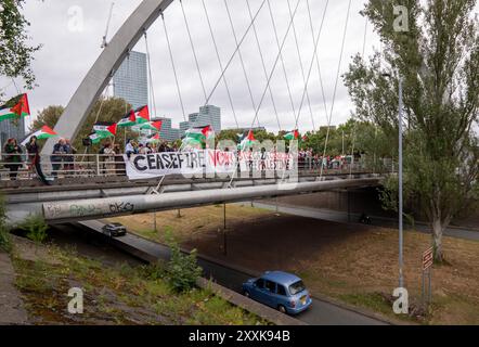 Manchester, Großbritannien. August 2024. Palästinensische Demonstranten besetzen die Straßenbrücke über die befahrene Princess Road (A5103), eine Hauptstraße, die nach Manchester führt. Um 12.00 Uhr wurden auf beiden Seiten der Brücke, die für den Hulme-Bogen berühmt ist, Banner ausgeklappt, was dazu führte, dass die Polizei eine der Fahrbahnen der Duellstraße blockierte und sich Verkehr aufbaute. Die Straße wird aufgrund des Feiertags-Wochenendes und des Manchester Pride 2024 Festivals im Stadtzentrum besonders stark frequentiert sein. Quelle: GaryRobertsphotography/Alamy Live News Stockfoto