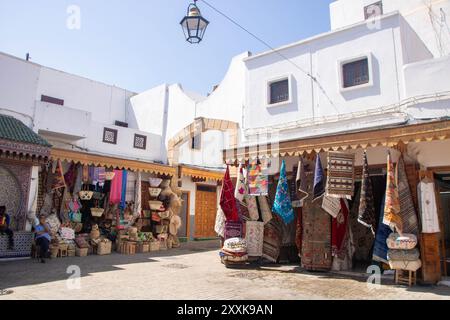 In Rabat Marokko, am 4. august 2024, typische Straßenszene im lebhaften Souk der Medina Stockfoto