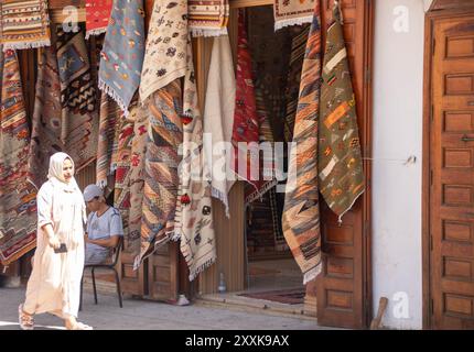 In Rabat Marokko, am 4. august 2024, typische Straßenszene im lebhaften Souk der Medina Stockfoto