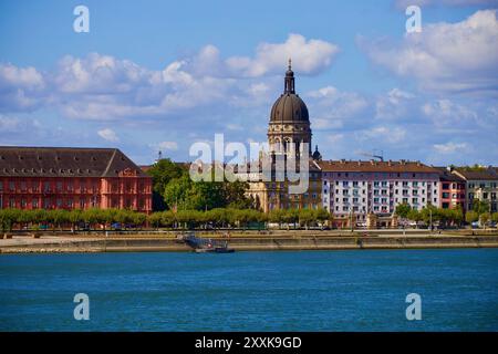Das Kurfürstliche Schloss und die Christuskirche in Mainz. Das Kurfürstliche Schloss und die Christuskirche in Mainz - Rheinland-Pfalz, Deutschland. Stockfoto