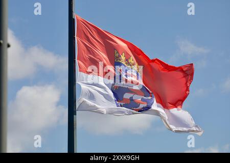 Die Flagge von Hessen winkt an einem klaren Tag im Wind. Hessen ist ein Bundesstaat in Deutschland. Die Hauptstadt ist Wiesbaden, das größte Stadtgebiet ist Frankfurt. Stockfoto