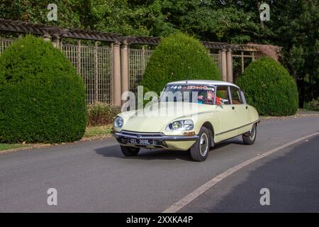 Gelbe französische Citroën DS aus den 1972 70er Jahren; Classic- und Oldtimer im Stanley Park Blackpool, Großbritannien Stockfoto