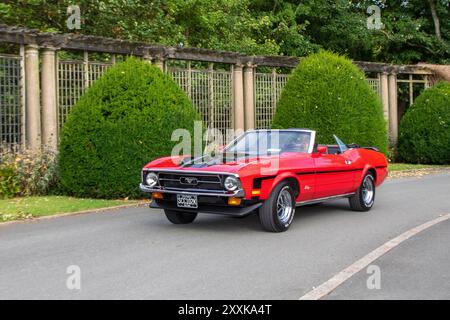 1972 70er Jahre Red FORD MUSTANG, amerikanisches PONYAUTO mit 5700 ccm Benzinmotor; Oldtimer und Oldtimer im Stanley Park Blackpool, Großbritannien Stockfoto