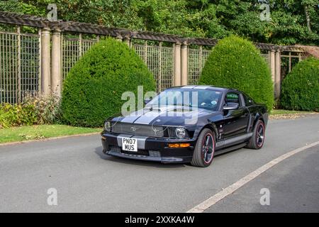 Der 2007er Ford Shelby GT 4600 ccm Benzincoupé ist eine Hochleistungsvariante des Ford Mustang, der von Shelby American von 1965 bis 1967 und von der Ford Motor Company von 1968 bis 1970 gebaut wurde. Im Stanley Park Blackpool, Großbritannien, werden klassische und Vintage-Sportwagen ausgestellt Stockfoto