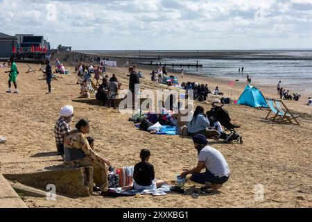 Southend-on-Sea Essex 25. August 2024 Wetterbilder: Besucher genießen die Küste von Southend auf See an einem windigen und kalten Feiertag Sonntag Credit: Ian Davidson/Alamy Live News Stockfoto