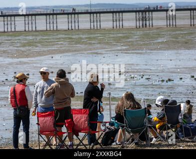 Southend-on-Sea Essex 25. August 2024 Wetterbilder: Besucher genießen die Küste von Southend auf See an einem windigen und kalten Feiertag Sonntag Credit: Ian Davidson/Alamy Live News Stockfoto