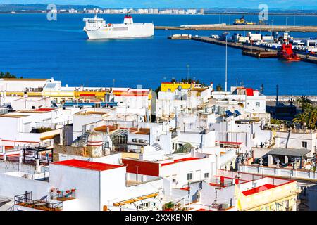 Panoramablick auf die Stadt Cadiz, Andalusien Spanien. Das Schiff befindet sich mitten im Wasser und ist von vielen Gebäuden umgeben Stockfoto