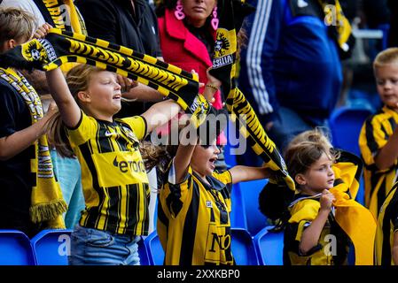 Arnheim, Niederlande. August 2024. ARNHEM, NIEDERLANDE - 25. AUGUST: Fans von Vitesse jubeln beim niederländischen Keuken Kampioen Divisie-Spiel zwischen Vitesse und Excelsior Rotterdam am 25. August 2024 in Arnhem, Niederlande. (Foto von Rene Nijhuis/Orange Pictures) Credit: Orange Pics BV/Alamy Live News Stockfoto