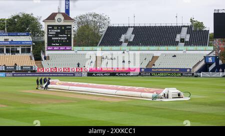 Aufgenommen in Birmingham, Großbritannien am 25. August 2024 im Warwickshire County Cricket Club, Edgbaston. Abgebildet sind Bodenmitarbeiter mit den Deckeln, die den Wicket während des Mittagessens schützen, und jetzt um 13:40 Uhr, da leichte Regenverzögerungen beim County Championship-Match 2024 zwischen Warwickshire CCC und Somerset CCC spielen. Das Bild ist nur für redaktionelle Zwecke bestimmt – Verleihung an Stu Leggett über Alamy Live News Stockfoto