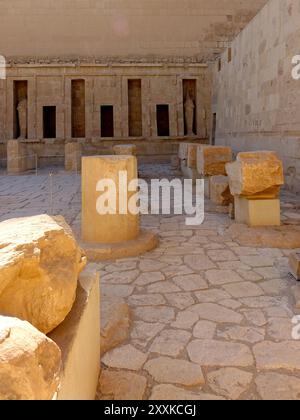 Antike Steine und architektonische Überreste zeigen die historische Schönheit des Leichentempels der Hatschepsut in Deir el Bahri. Die Ruinen spiegeln den Großen wider Stockfoto