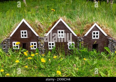 Traditionelle isländische Elfenhäuser Dorf im Skogar Open Air Museum, schwarze Holzfassade winzige Gebäude mit Dächern bedeckt mit Rasen und Moos, Island. Stockfoto