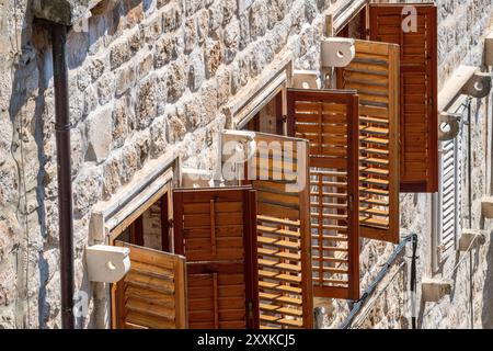 Eine Reihe von Fensterläden in einem alten Gebäude in Dubrovnik, Kroatien Stockfoto