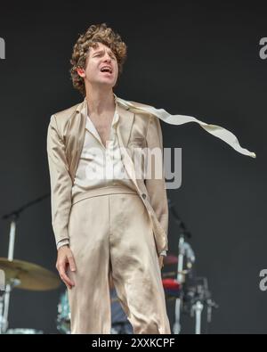 Southsea, Hampshire, Großbritannien. August 2024. Die Kooks eröffnen den letzten Tag des siegreichen Festivals in Southsea am Sonntag, den 25. August Credit: Graham Tarrant/Alamy Live News Credit: Graham Tarrant/Alamy Live News Stockfoto