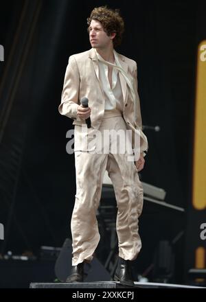 Southsea, Hampshire, Großbritannien. August 2024. Die Kooks eröffnen den letzten Tag des siegreichen Festivals in Southsea am Sonntag, den 25. August Credit: Graham Tarrant/Alamy Live News Credit: Graham Tarrant/Alamy Live News Stockfoto