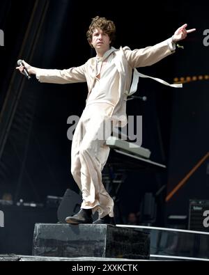 Southsea, Hampshire, Großbritannien. August 2024. Die Kooks eröffnen den letzten Tag des siegreichen Festivals in Southsea am Sonntag, den 25. August Credit: Graham Tarrant/Alamy Live News Credit: Graham Tarrant/Alamy Live News Stockfoto