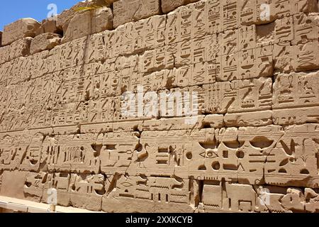 Antike Hieroglyphen und komplizierte Basreliefs zieren die Wände des Tempelkomplexes Karnak und zeigen Ägyptens reiche Geschichte und Kunstfertigkeit. Diese Informationen Stockfoto