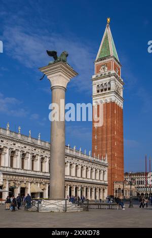 Stadt Venedig in Italien. Säule von San Teodoro (St. Theodore) - Colonna di San Todaro, Glockenturm des MarkusCampanile und Bibliothek Marciana auf der Piazza Stockfoto