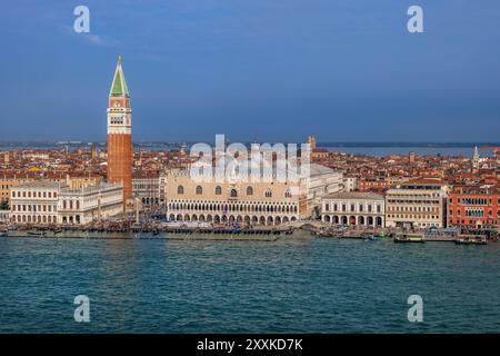 Skyline von Venedig in Italien. Erhöhter Blick von der Lagune von Venedig mit Blick auf Campanile und Dogenpalast. Stockfoto