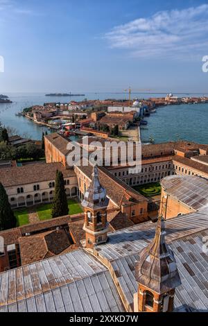 Das Kloster San Giorgio und die Benediktinerkirche San Giorgio Maggiore auf der Insel San Giorgio Maggiore in Venedig, Italien, mit Blick auf die Insel Giudecca. Stockfoto