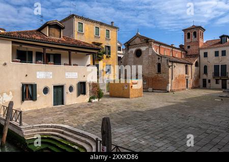 Campo San Zan Degola in Venedig, Italien. Kleiner Platz im Viertel Santa Croce mit der Kirche San Zan Degolà im byzantinisch-romanischen Stil. Stockfoto