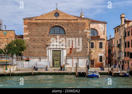 Die neoklassizistische Kirche Chiesa di San Marcuola (Santi Ermagora e Fortunato) am Canal Grande in Venedig, Italien. Stockfoto