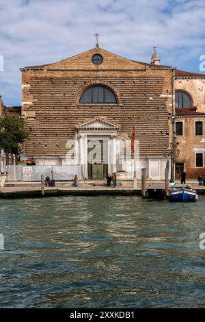 Die neoklassizistische Kirche Chiesa di San Marcuola (Santi Ermagora e Fortunato) am Canal Grande in Venedig, Italien. Stockfoto