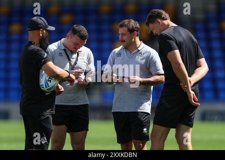 Wimbledon, Großbritannien. August 2024. Die Spieler der London Broncos kommen am 25. August 2024 im Cherry Red Records Stadium vor dem Spiel London Broncos vs Leigh Leopards in der Betfred Super League Runde 23 in der Plough Lane, Wimbledon, Vereinigtes Königreich (Foto: Izzy Poles/News Images) in Wimbledon, Vereinigtes Königreich, am 25. August 2024 an. (Foto: Izzy Poles/News Images/SIPA USA) Credit: SIPA USA/Alamy Live News Stockfoto