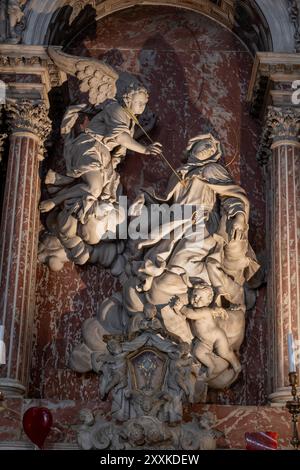 Ekstase der Heiligen Teresa (1697) Skulptur von Heinrich Meyring in der Kirche Santa Maria di Nazareth - Kirche der Scalzi in Venedig, Italien. Stockfoto