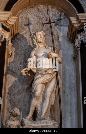 St. Johannes der Täufer in der Kapelle Mora in der Kirche Santa Maria di Nazareth - Kirche des Scalzi in Venedig, Italien. Statue aus Carrara-Marmor Stockfoto