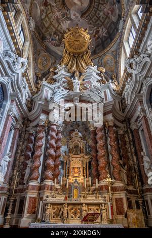 Barocker Hochaltar im Inneren der Kirche Santa Maria di Nazareth, auch bekannt als Kirche der Scalzi in Venedig, Italien. Römisch-katholische Karmeliterkirche Stockfoto