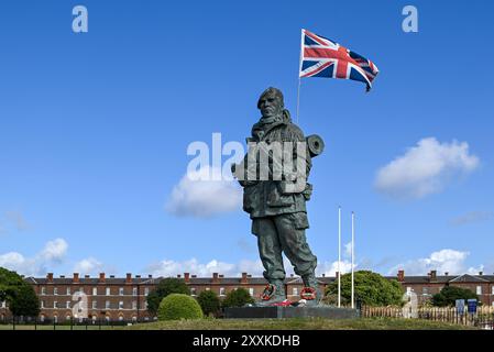 Yomper-Statue vor dem Eingang zum ehemaligen Royal Marines Museum in Portsmouth, England. August 2024 Stockfoto