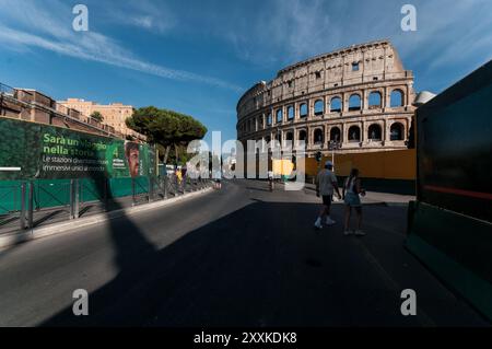 Rom, Italien. August 2024. Touristen besuchen das archäologische Gebiet des Kolosseums in Rom. (Foto: Andrea Ronchini/Pacific Press) Credit: Pacific Press Media Production Corp./Alamy Live News Stockfoto