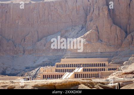 Der Grabentempel der Hatschepsut steht majestätisch inmitten der Berge und zeigt antike ägyptische Architektur und historische Bedeutung. Stockfoto