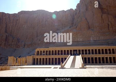 Der majestätische Leichentempel der Hatschepsut erhebt sich in Deir el Bahri vor den hohen Klippen. Diese antike Stätte zeigt beeindruckende Architektur und eine Stockfoto